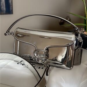 Coach Tabby 20 shoulder bag in mirror metallic silver leather - Authentic